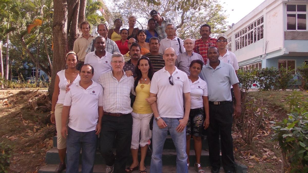 José Luis Lejardi, con un grupo de cubanos durante su estancia en la isla.