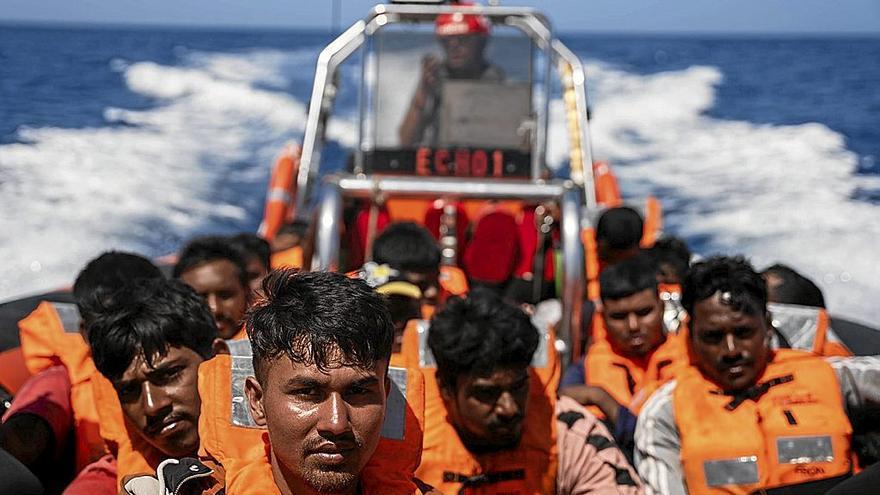 Un barco rescatado por el ‘Open Arms’, el 24 de julio de 2023, en el Mar Mediterráneo. | FOTO: E. PRESS