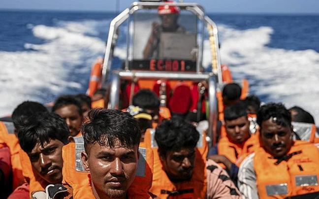 Un barco rescatado por el ‘Open Arms’, el 24 de julio de 2023, en el Mar Mediterráneo. | FOTO: E. PRESS Un barco rescatado por el ‘Open Arms’, el 24 de julio de 2023, en el Mar Mediterráneo. | FOTO: E. PRESS
