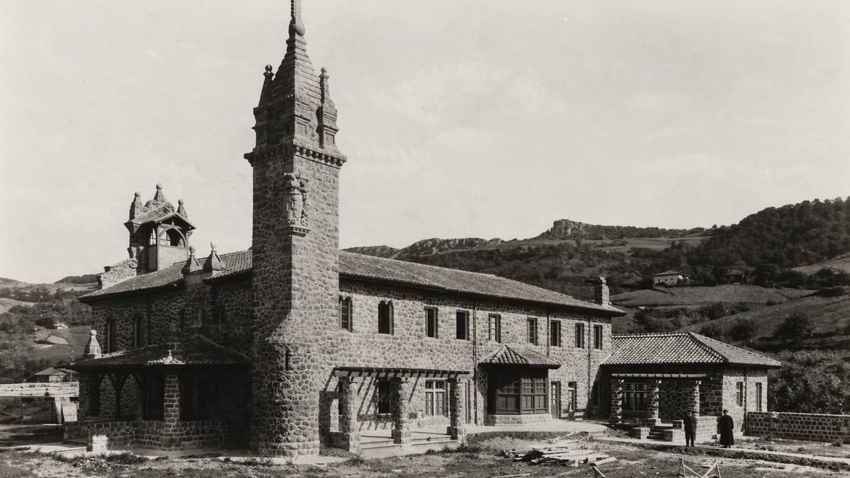 Edificio del Asilo Bolibar durante sus obras de construcción
