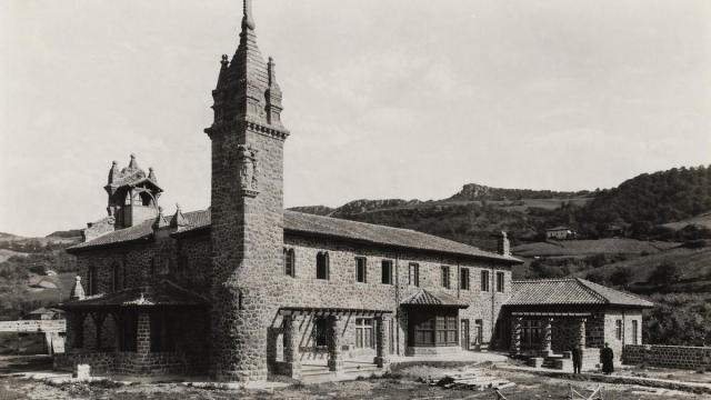 Edificio del Asilo Bolibar durante sus obras de construcción