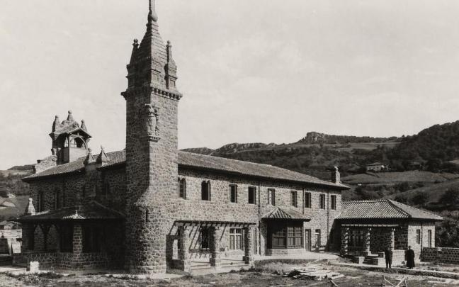 Edificio del Asilo Bolibar durante sus obras de construcción