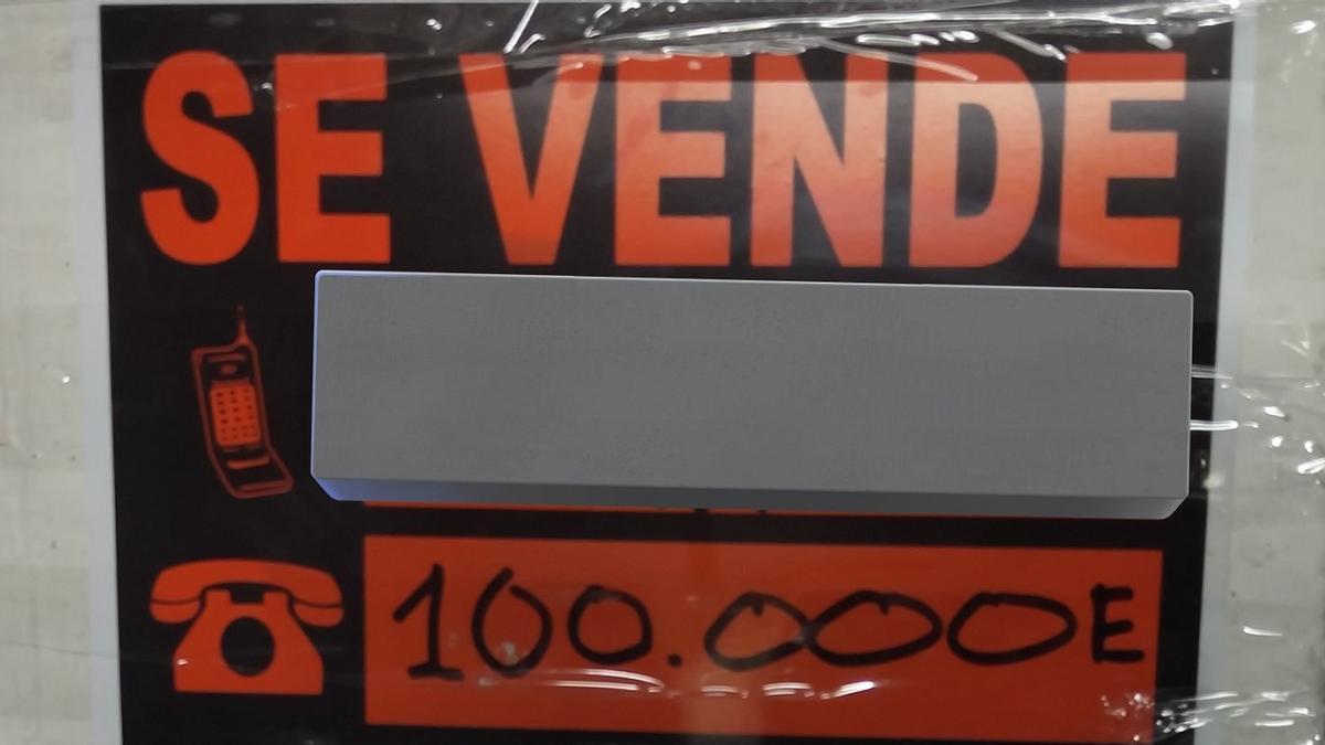 El cartel que anuncia la venta.