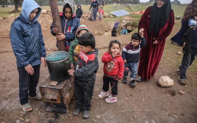Siria acaba de cumplir doce años de guerra, por lo que miles de menores solo conocen el horror de crecer bajo un conflicto bélico viendo vulnerados sus derechos. Siria acaba de cumplir doce años de guerra, por lo que miles de menores solo conocen el horror de crecer bajo un conflicto bélico viendo vulnerados sus derechos.