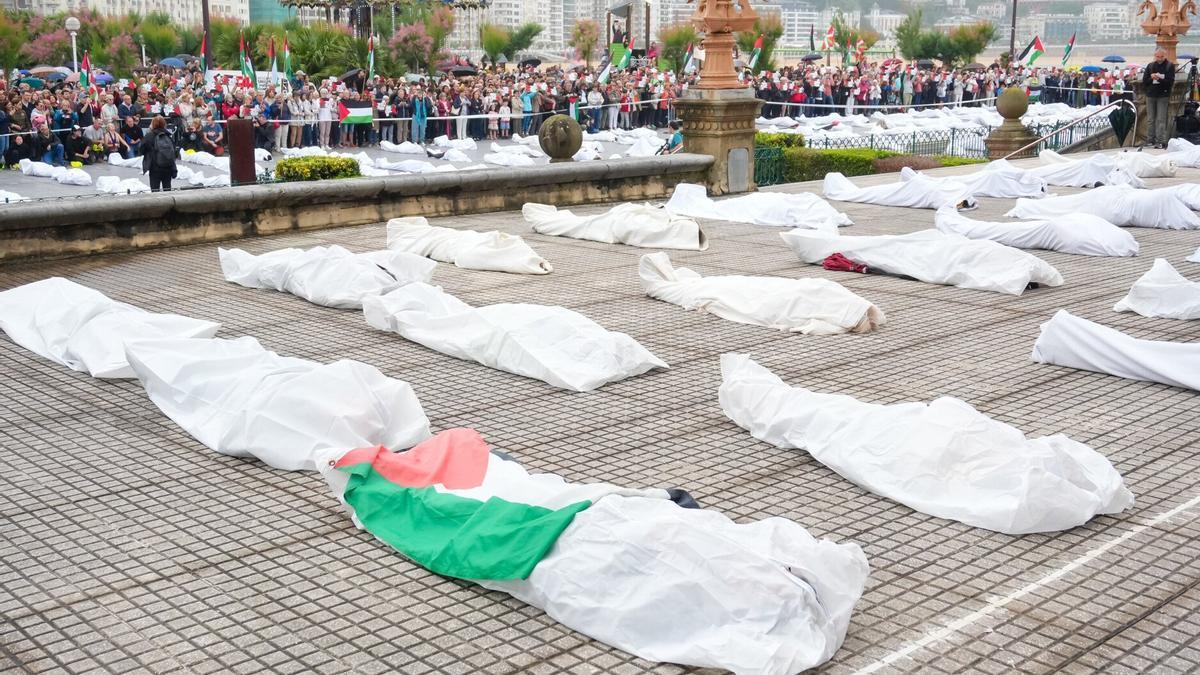 Acto de protesta en la capital donostiarra contra las ataques de Israel en Gaza.