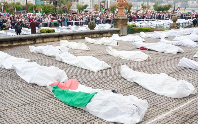 Acto de protesta en la capital donostiarra contra las ataques de Israel en Gaza.