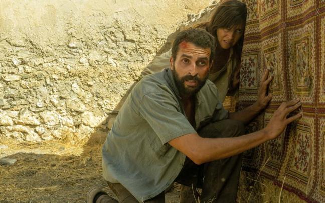 Marian Álvarez y el nominado a mejor actor, Mehdi Regragui, en la serie ‘La Unidad’