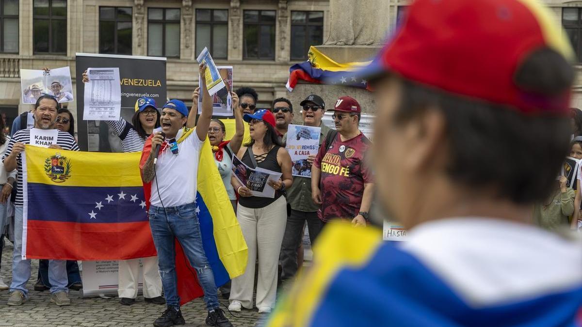 Un grupo de manifestantes muestra su apoyo al opositor venezolano Edmundo González en Bruselas en una imagen de archivo.