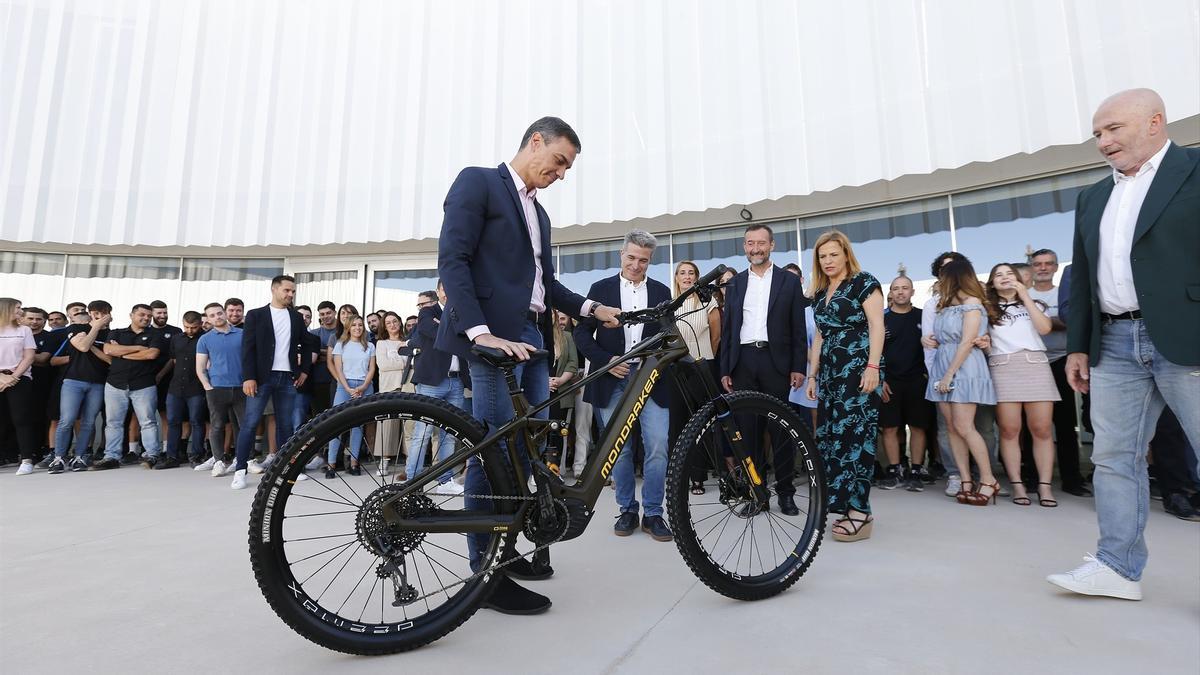 Sánchez, durante una visita a las instalaciones de una fábrica de bicicletas el pasado 5 de mayo.