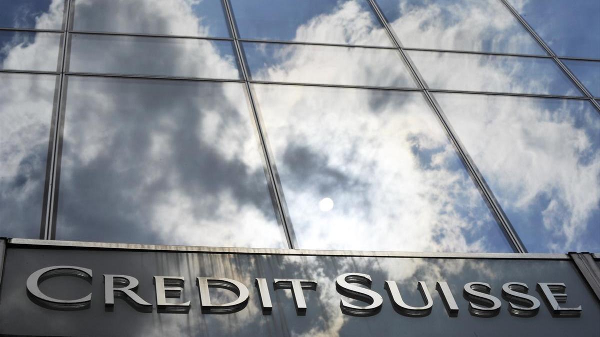 Logo de Credit Suisse en la entrada principal de una de sus oficinas.