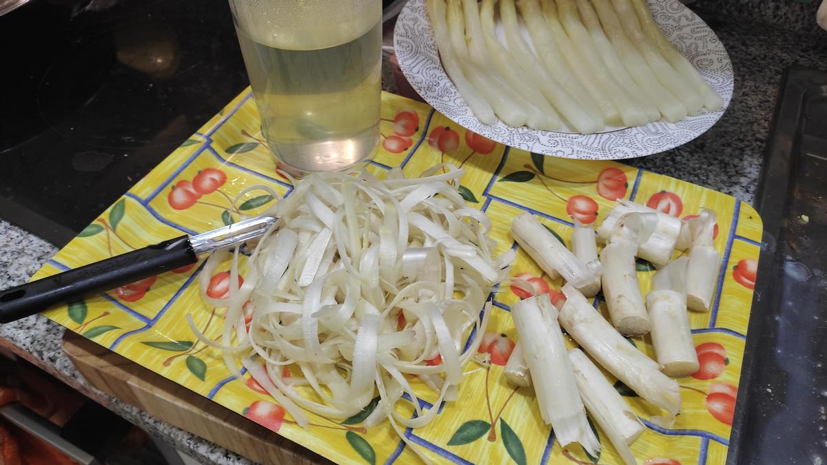 Con las peladuras, los tallos y el agua de cocción se puede hacer una sabrosa crema.