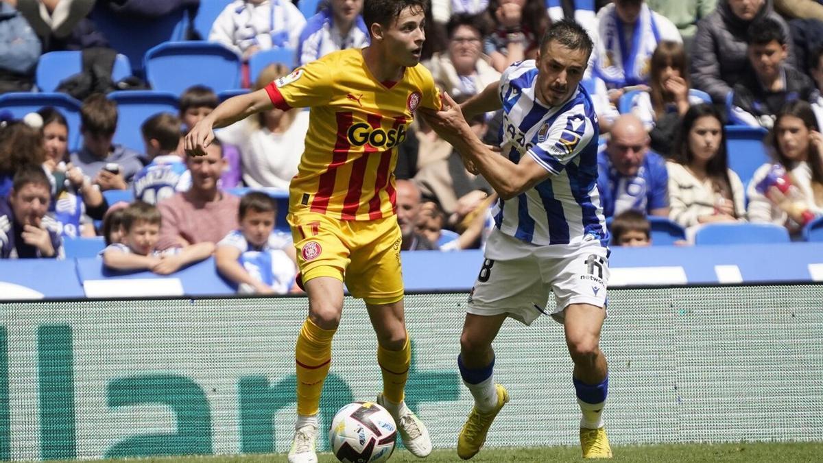 Gorosabel presiona a Riquelme durante el Real-Girona del pasado 13 de mayo. / RUBEN PLAZA