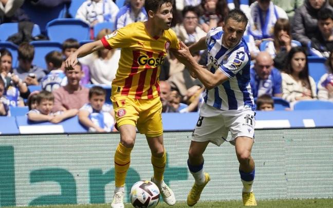 Gorosabel presiona a Riquelme durante el Real-Girona del pasado 13 de mayo. / RUBEN PLAZA