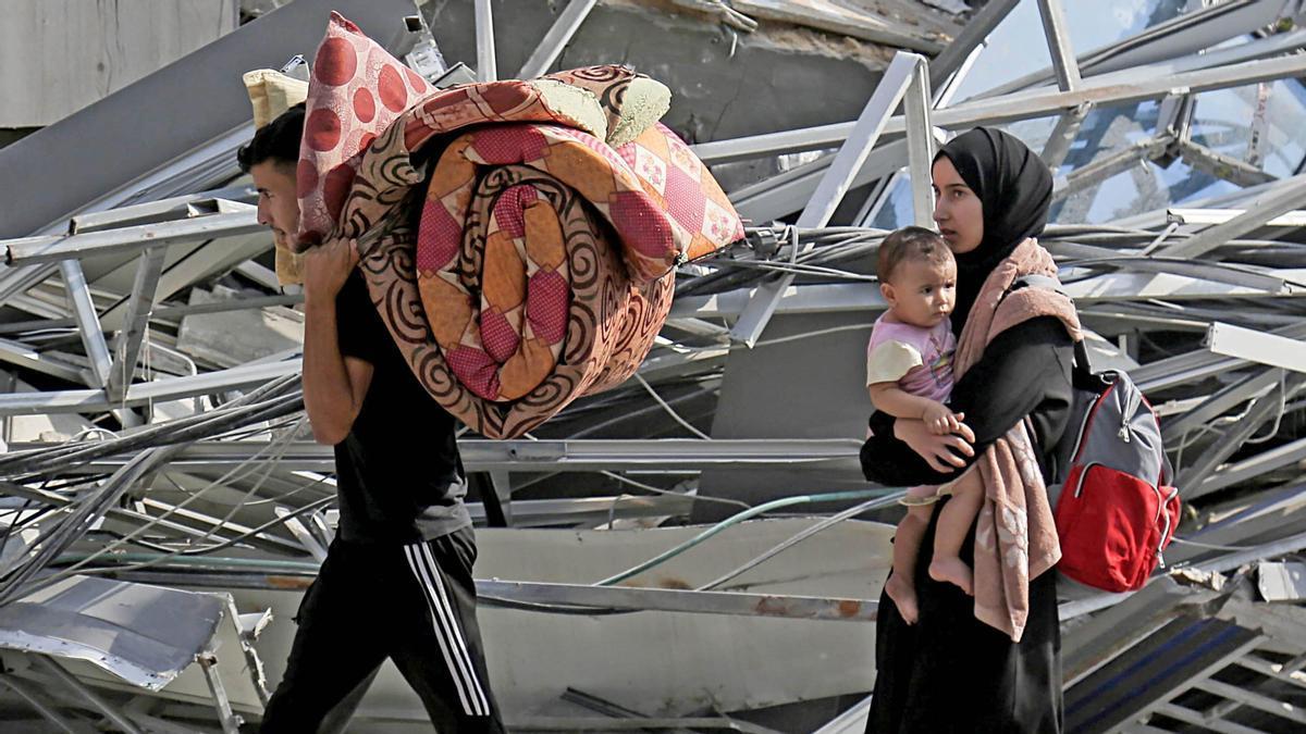 Un hombre abandona Gaza junto a su mujer y su hijo.