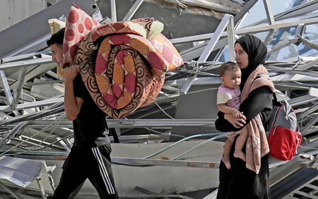 Un hombre abandona Gaza junto a su mujer y su hijo.