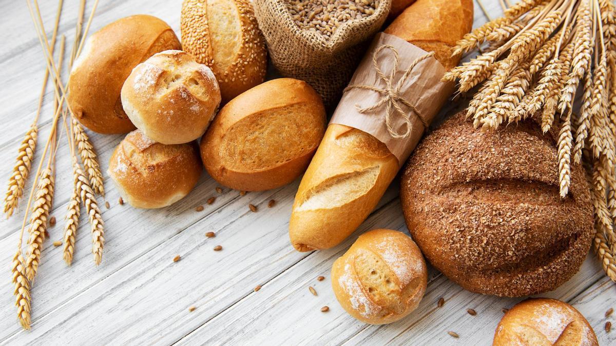 Distintas variedades de pan horneado.