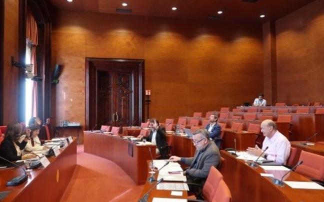 La comisión de estudio sobre la Deuda Histórica del Estado con Catalunya ha aprobado este lunes sus conclusiones. La comisión de estudio sobre la Deuda Histórica del Estado con Catalunya ha aprobado este lunes sus conclusiones.