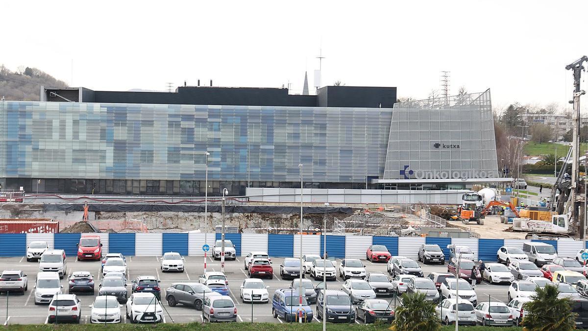 Vista de las obras que se están llevando en la zona del aparcamiento del Hospital de Donostia.
