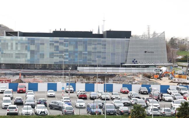 Vista de las obras que se están llevando en la zona del aparcamiento del Hospital de Donostia.