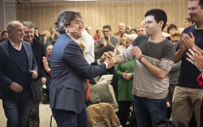 El candidato a lehendakari del PSOE, Eneko Andueza, en el acto sobre movilidad organizado por su partido.