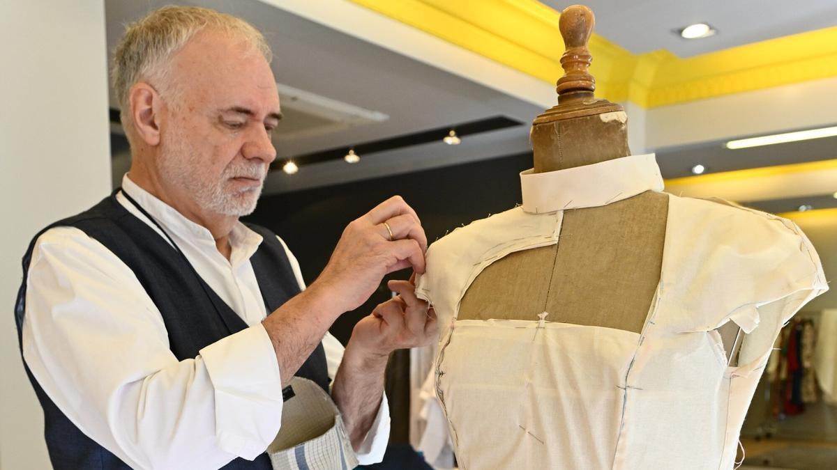 Barroeta cose en un maniquí, en su atelier de Bilbao