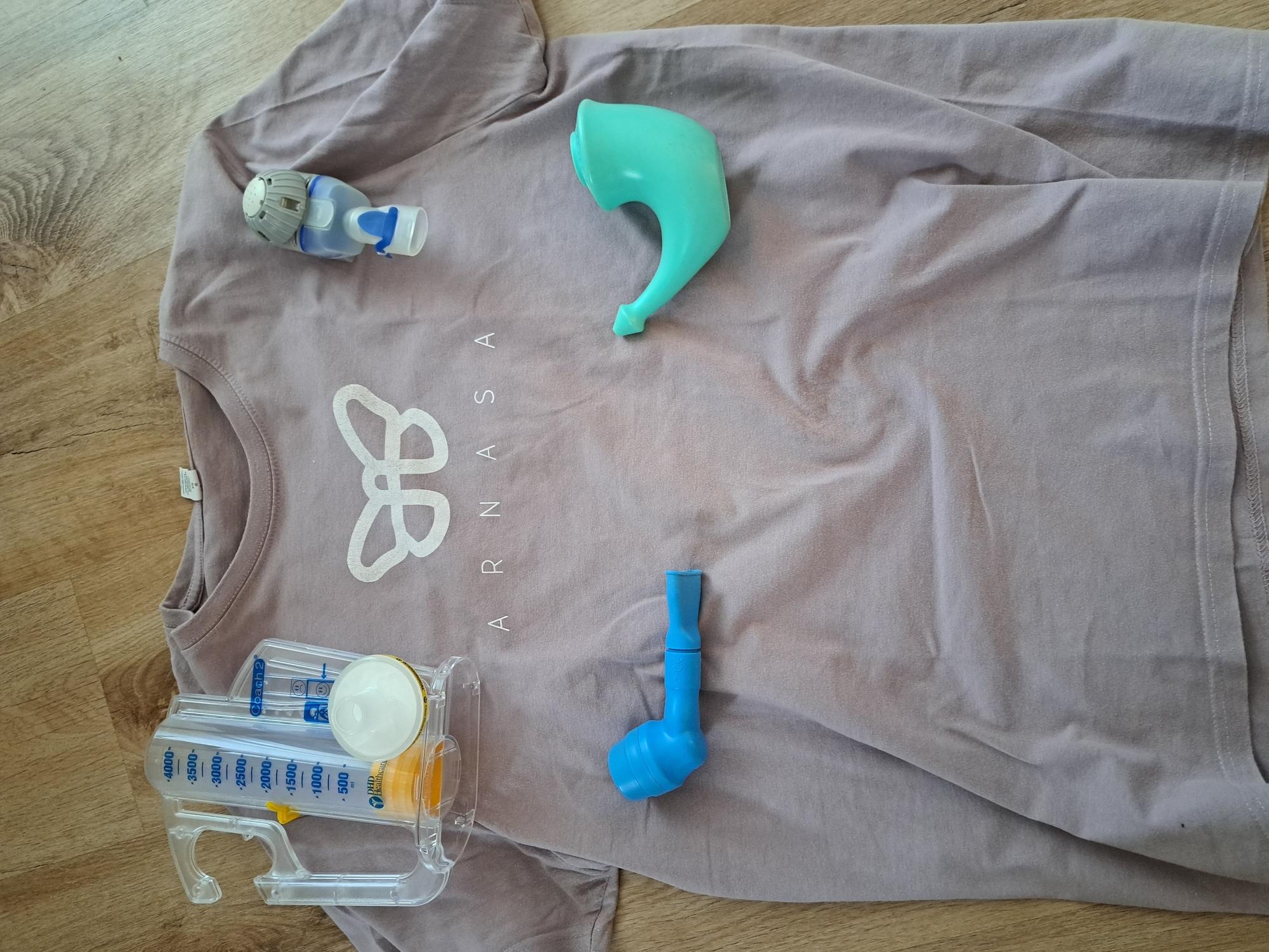 Una camiseta de la asociación.