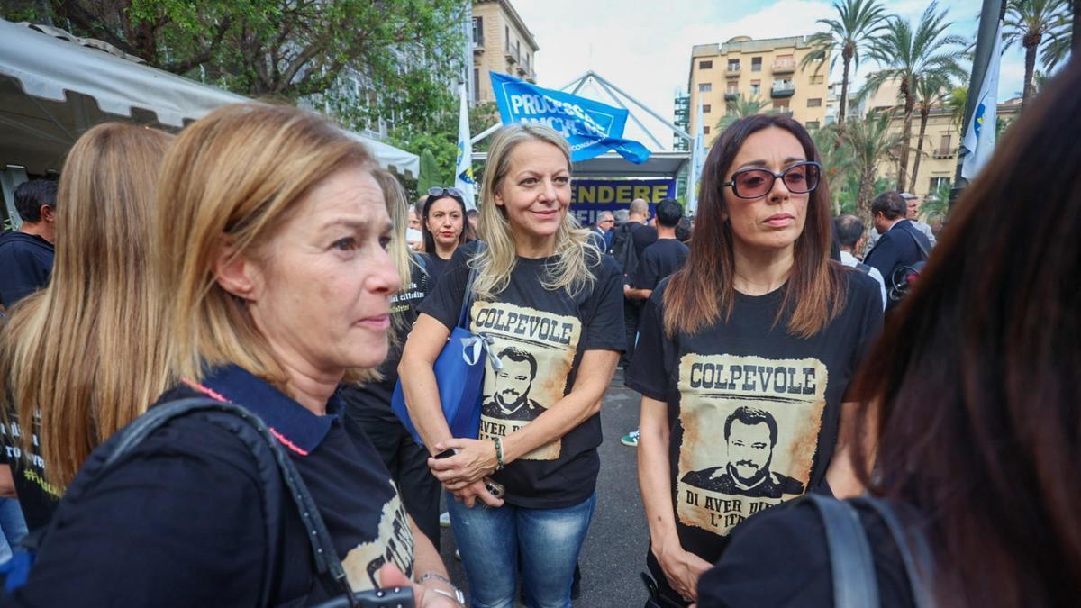 Seguidores de Mateo Salvini en el exterior del tribunal donde el vicepresidente está siendo juzgado.