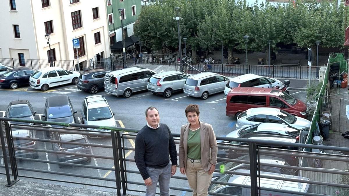 Los ediles del PNV, en el lugar en el que proponen construir el aparcamiento subterráneo.
