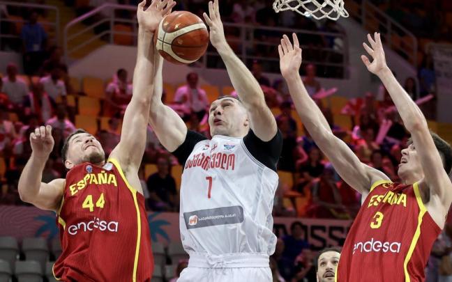 Joel Parra y Sergio de Larrea pelean un rebote con el georgiano Giorgi Shermadini.