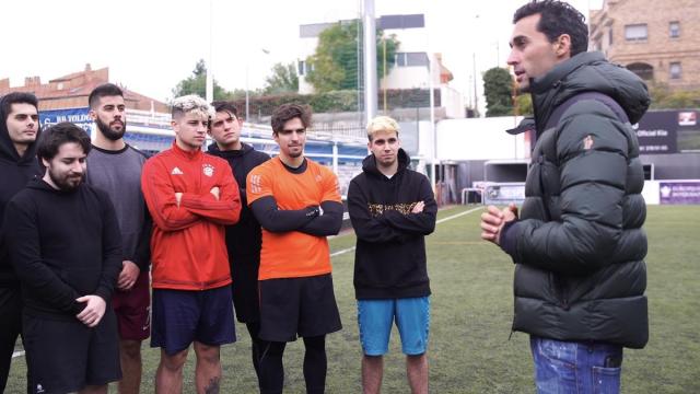 Telmo Trenado, quinto por la izquierda, en Mambo FC, entrenado por Álvaro Arbeloa.