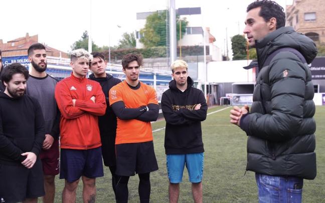 Telmo Trenado, quinto por la izquierda, en Mambo FC, entrenado por Álvaro Arbeloa.