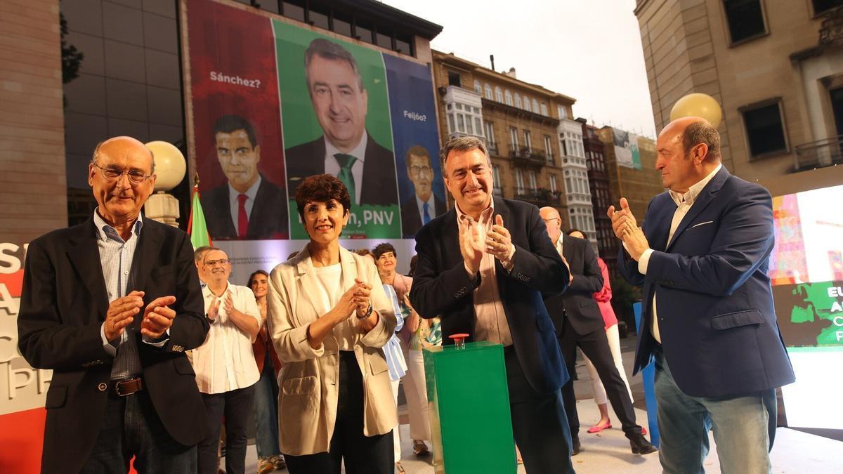 Los candidatos por Araba, Gipuzkoa y Bizkaia, Mikel Legarda, Maribel Vaquero y Aitor Esteban, junto a Andoni Ortuzar, en el arranque de campaña del jueves