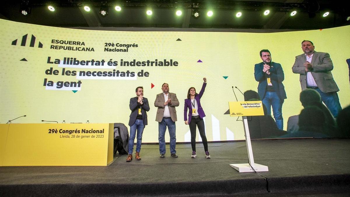 El presidente de la Generalitat de Catalunya y coordinador nacional de ERC, Pere Aragonès; el presidente de ERC, Oriol Junqueras y la secretaria general adjunta de ERC, Marta Vilalta, durante la clausura del último congreso dela formación.