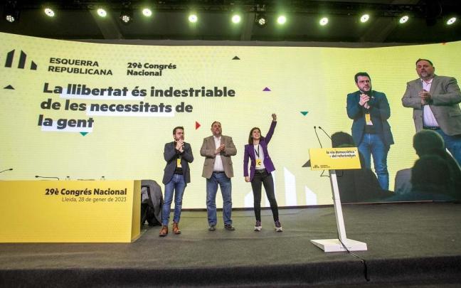 El presidente de la Generalitat de Catalunya y coordinador nacional de ERC, Pere Aragonès; el presidente de ERC, Oriol Junqueras y la secretaria general adjunta de ERC, Marta Vilalta, durante la clausura del último congreso dela formación. El presidente de la Generalitat de Catalunya y coordinador nacional de ERC, Pere Aragonès; el presidente de ERC, Oriol Junqueras y la secretaria general adjunta de ERC, Marta Vilalta, durante la clausura del último congreso dela formación.