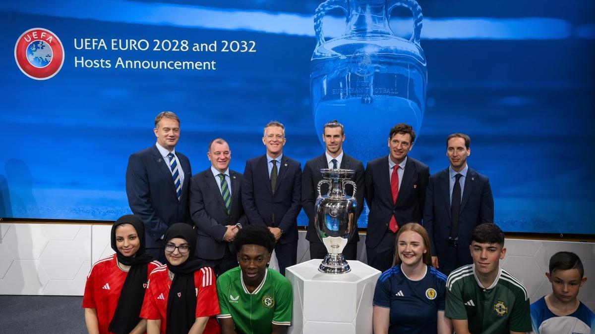 Representantes de la candidatura del Reino Unido e Irlanda, que organizarán la Eurocopa del 2028.