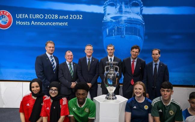 Representantes de la candidatura del Reino Unido e Irlanda, que organizarán la Eurocopa del 2028. Representantes de la candidatura del Reino Unido e Irlanda, que organizarán la Eurocopa del 2028.