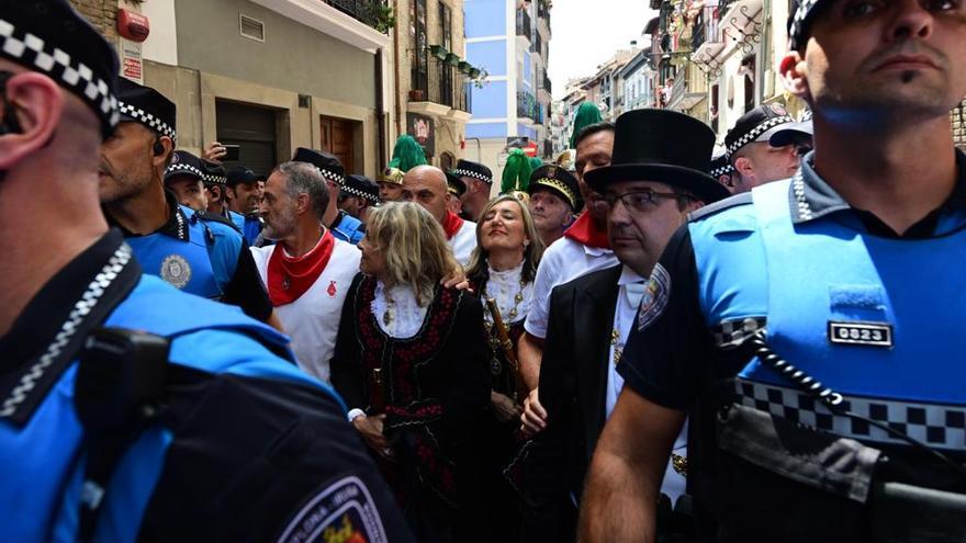La alcaldesa Cristina Ibarrola, en el centro de la imagen, al paso por la calle Curia.