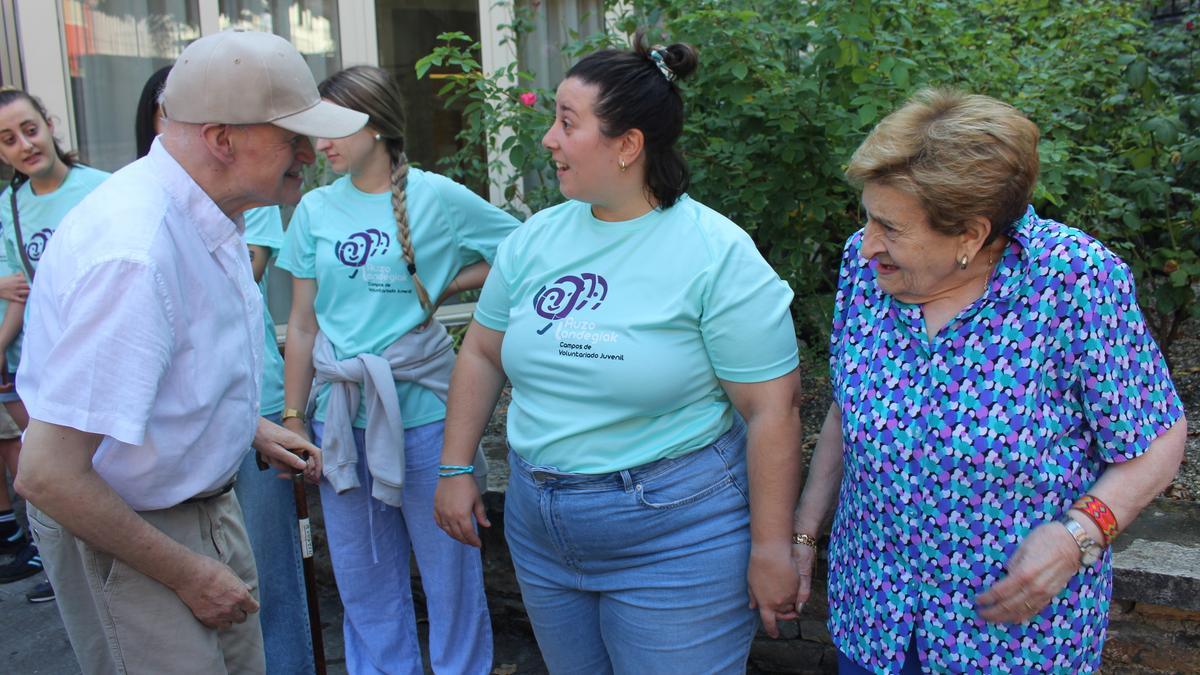 Las personas mayores han recibido con muchísima alegría a sus nuevas acompañantes.