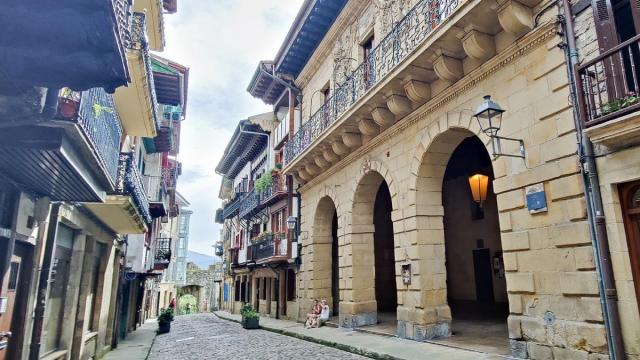 Foto del exterior del edificio del Ayuntamiento de Hondarribia