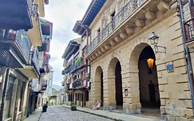 Foto del exterior del edificio del Ayuntamiento de Hondarribia