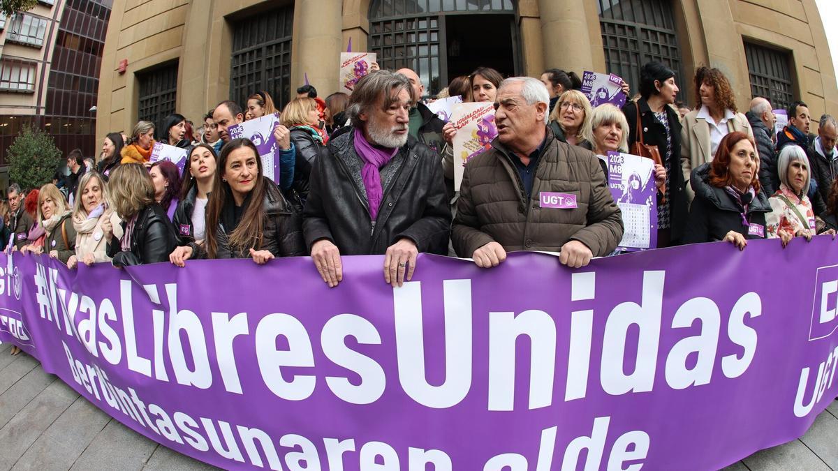 UGT y CCOO de Navarra se concentran para reivindicar una igualdad real y efectiva