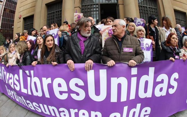 UGT y CCOO de Navarra se concentran para reivindicar una igualdad real y efectiva UGT y CCOO de Navarra se concentran para reivindicar una igualdad real y efectiva