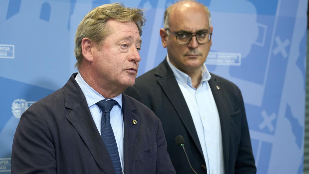 -El consejero de Seguridad, Bingen Zupiria, junto al viceconsejero Ricardo Ituarte, este lunes