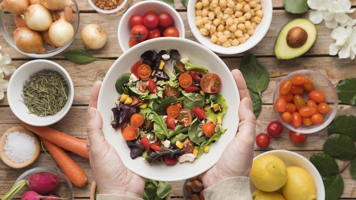 Vista superior de ingredientes y verduras en una ensalada