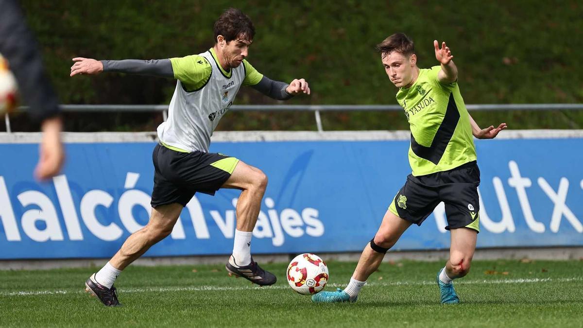 Aritz Elustondo y Beñat Turrientes, en el entrenamiento de hoy. / R.S.