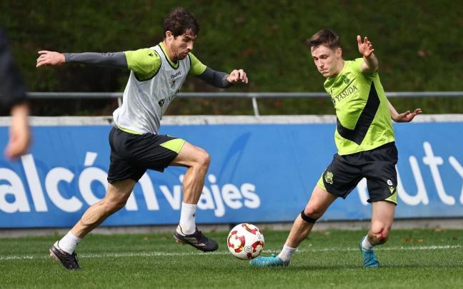Aritz Elustondo y Beñat Turrientes, en el entrenamiento de hoy. / R.S.