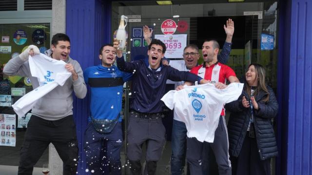 Vecinos de Igorre (Bizkaia) celebran el tercer premio del Sorteo de Navidad