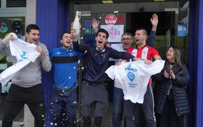 Vecinos de Igorre (Bizkaia) celebran el tercer premio del Sorteo de Navidad