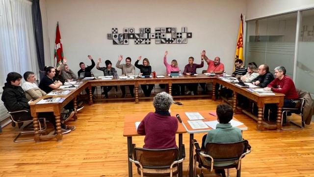 EL Ayuntamiento de Beasain votando el presupuesto de 2026.
