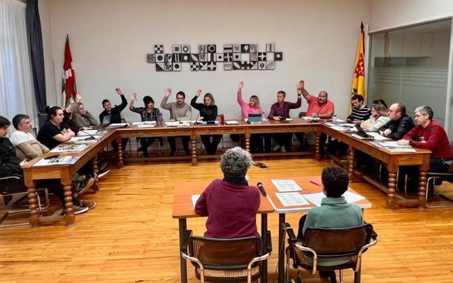 EL Ayuntamiento de Beasain votando el presupuesto de 2026.